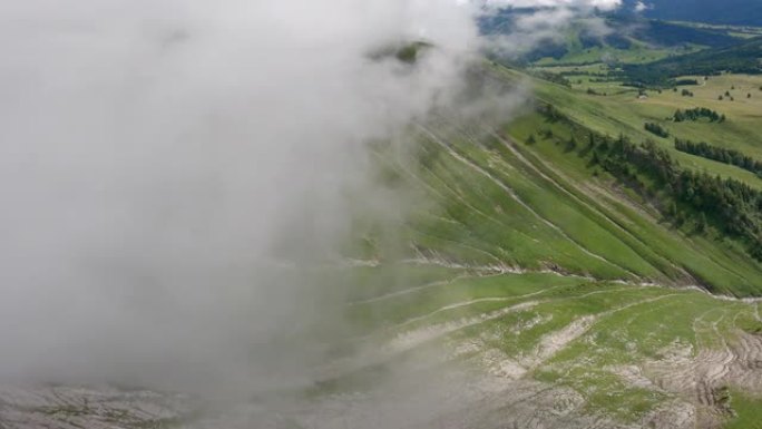 滑翔伞过程中山的鸟瞰图