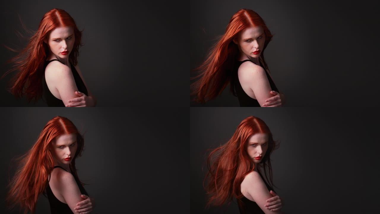 美丽的红发女人，留着健康的长发。诱人的脸