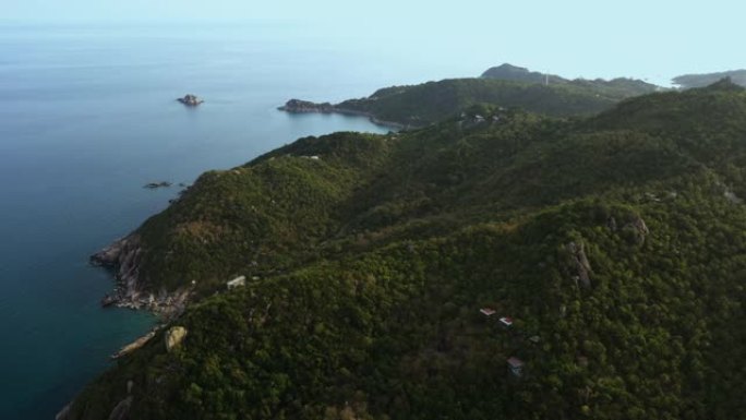 鸟瞰图中的山脉热带雨林岛