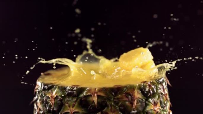 菠萝片以慢动作落在半菠萝表面。