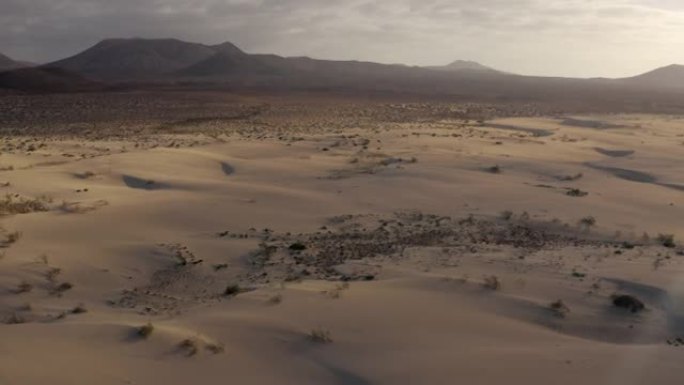 空中无人机在岛上的沙丘上射击