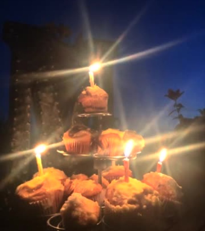 晚上带蜡烛的生日蛋糕背景