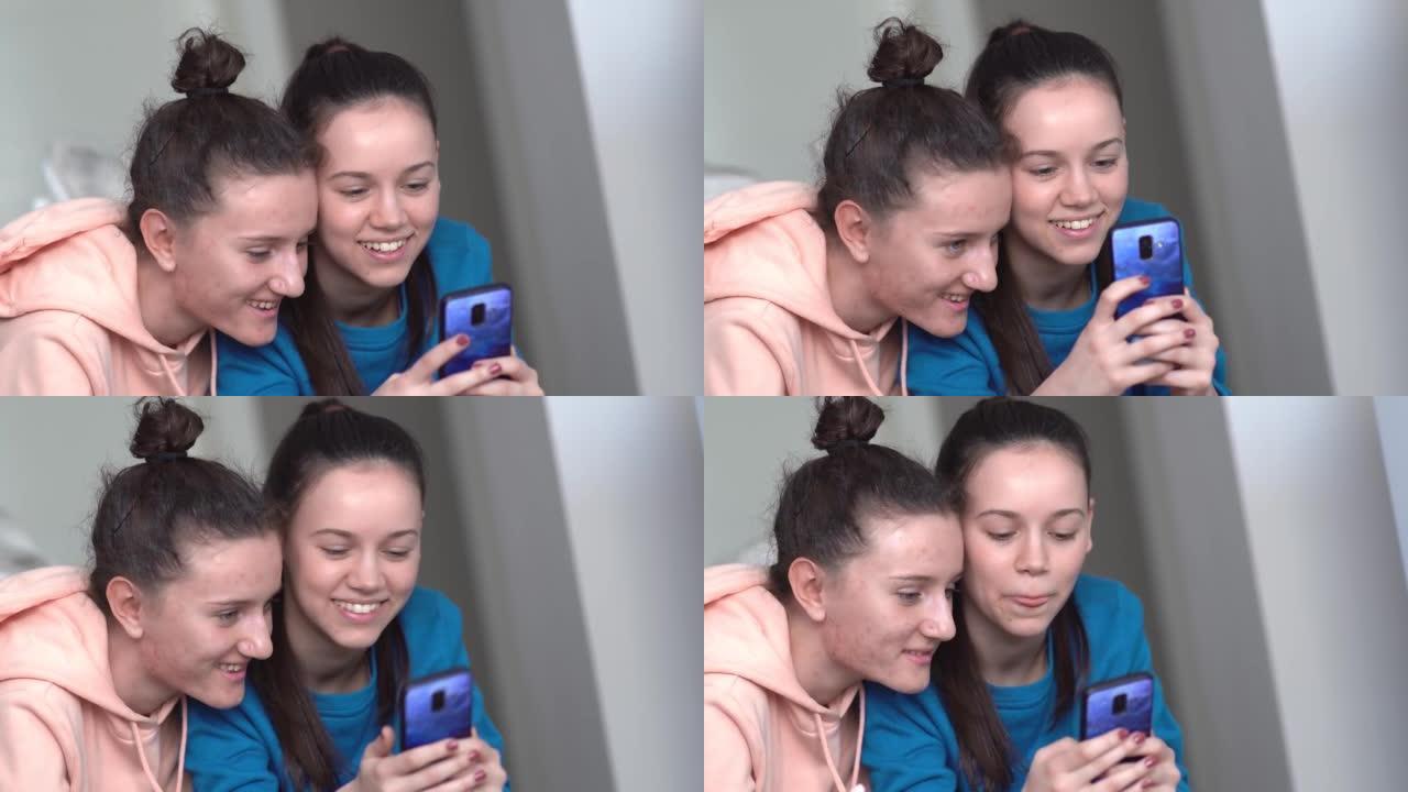 两个女性朋友开心地看着智能手机图片库