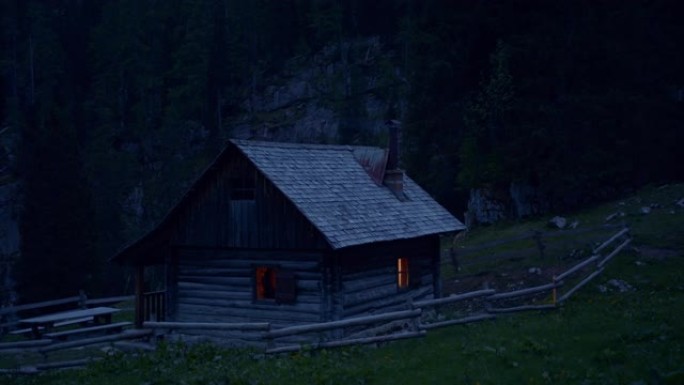 夜间山间小屋的静态拍摄