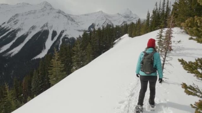 在山脊上，女人雪鞋行走的第一人称视角