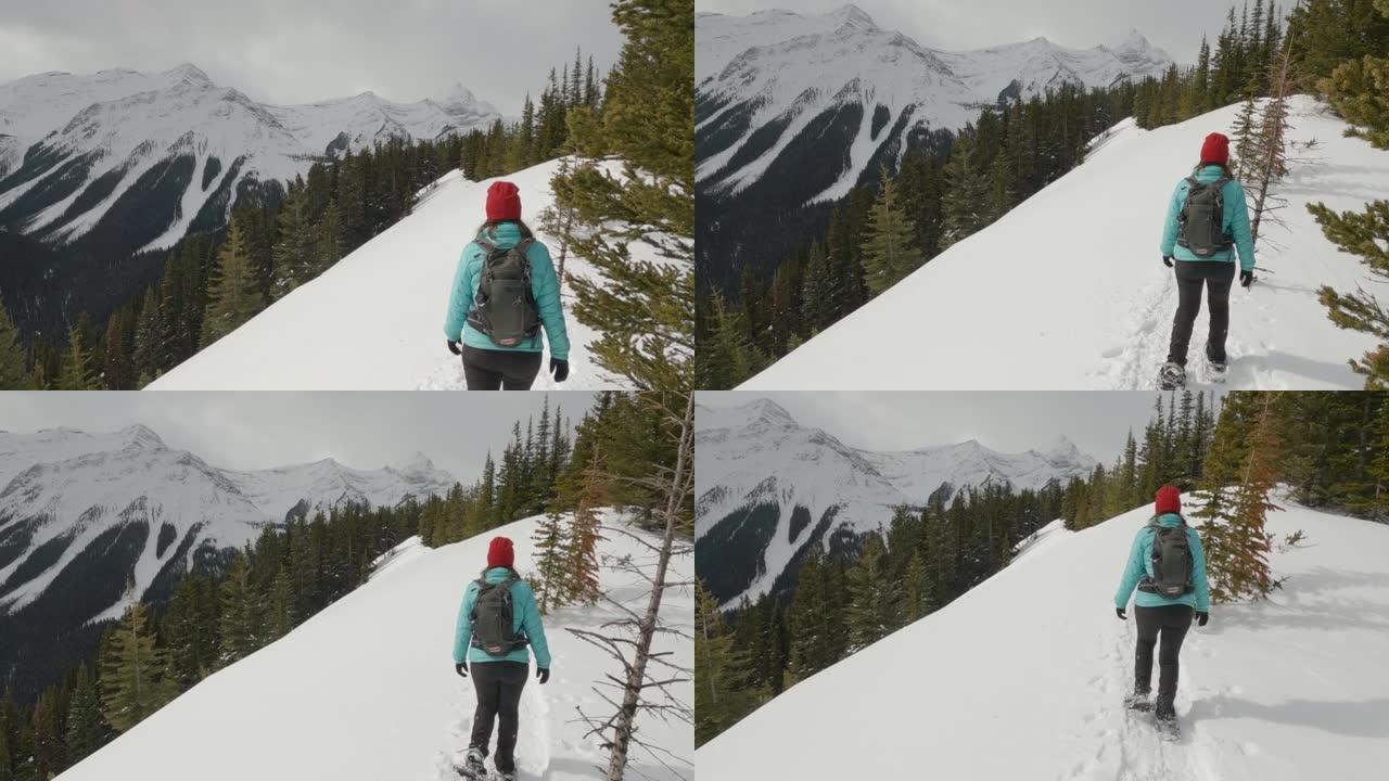 在山脊上，女人雪鞋行走的第一人称视角