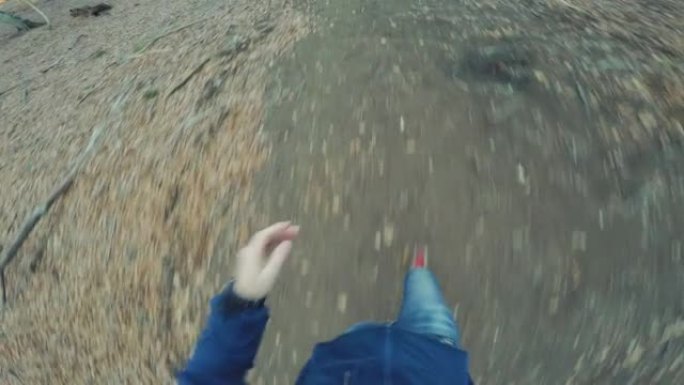 POV男子在山上奔跑: 自拍视频在树上的动作平衡