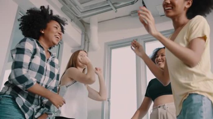 一群年轻的非洲裔美国女孩一起跳舞，唱卡拉ok