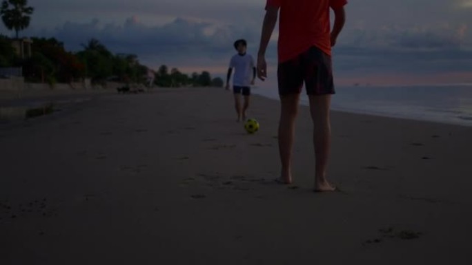 两名男子在海滩日落时打球
