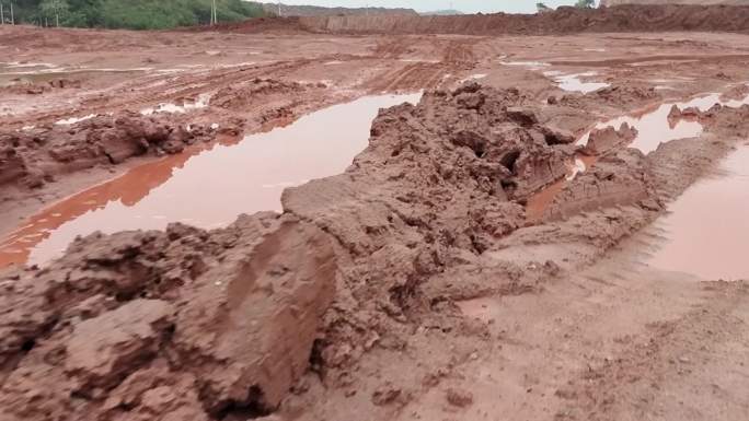 雨后路面 开采工地泥路 湿滑黄泥道路