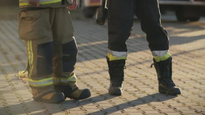 特写消防员穿着防护鞋工作