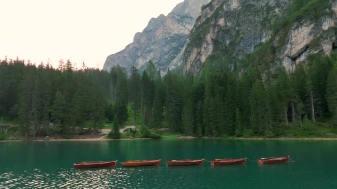 空中无人机视图最美丽的Lago di Braies日出场景也被称为Pragser Wildsee。意