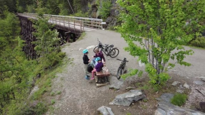 家庭在基洛纳附近的迈拉峡谷栈带骑自行车