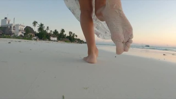 海滩漫步。穿着夏装的女人在热带海岸线上享受日落