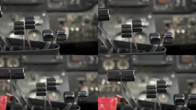 驾驶舱内仪表板前飞机控制杆的特写照片