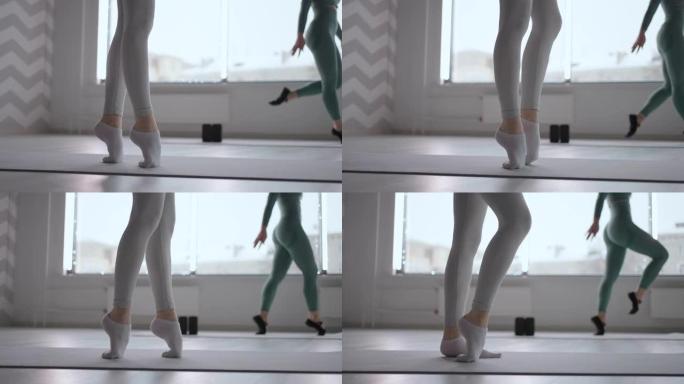 一位女芭蕾舞演员在没有足尖鞋的情况下穿着袜子行走的特写镜头。慢动作训练女芭蕾舞演员的脚