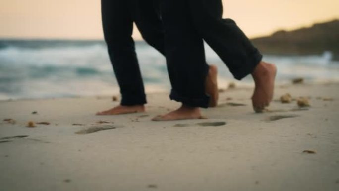 非洲族裔浪漫情侣人类的脚一起走出大海和海滩