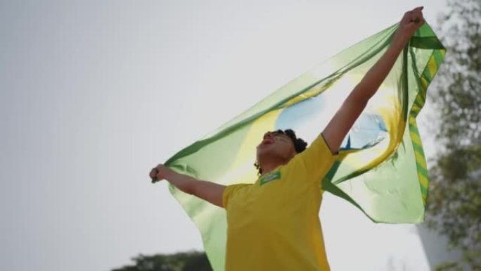 巴西年轻人在户外庆祝