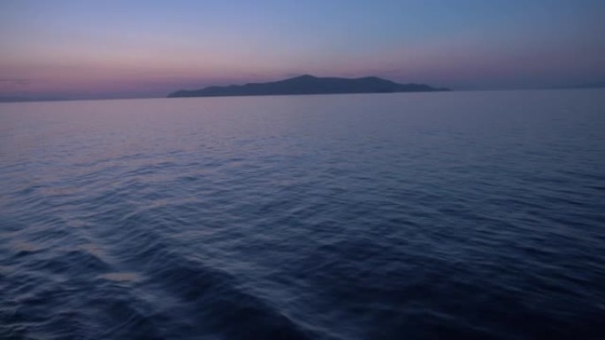 船离开比雷埃夫斯港，在美丽的日落灯光下，海洋是安静的。在船上射击