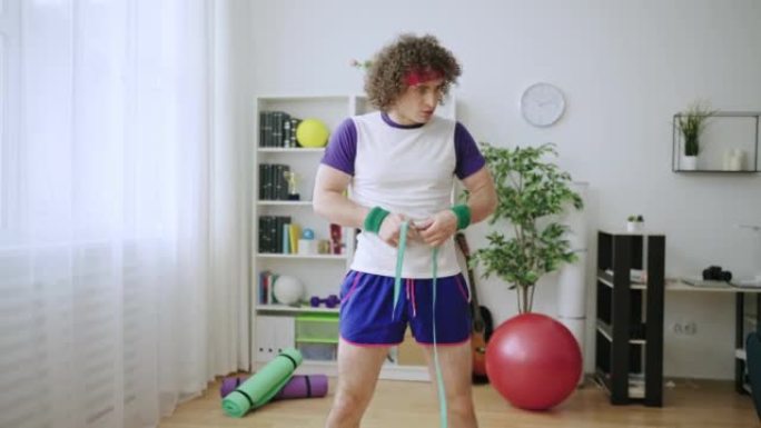 80年代运动服的有趣家伙用胶带测量腰部，减肥目标