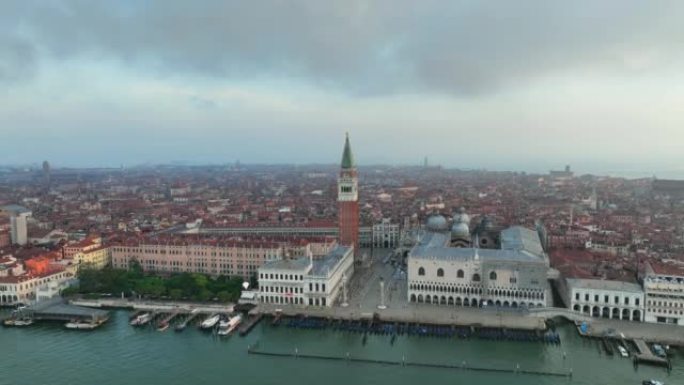 标志性和独特的圣马可广场或圣马可广场的空中无人机日出场景，以意大利威尼斯多吉宫、巴西利卡和钟楼为特色