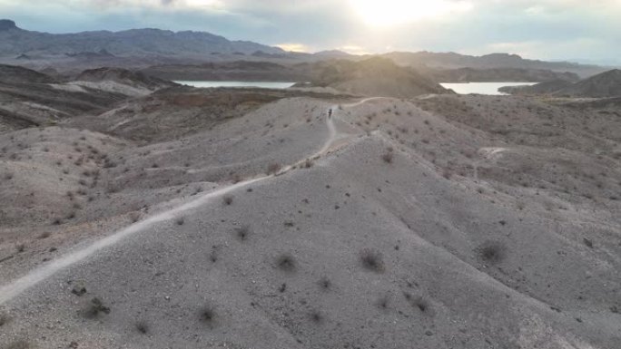 沿着沙漠路径的山地车手的鸟瞰图