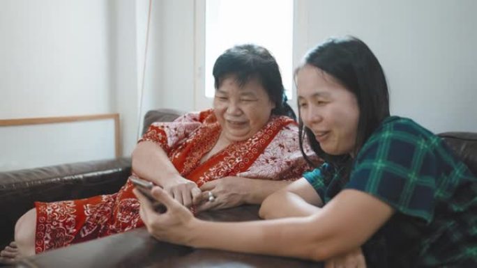 亚洲女性和她的母亲使用智能手机