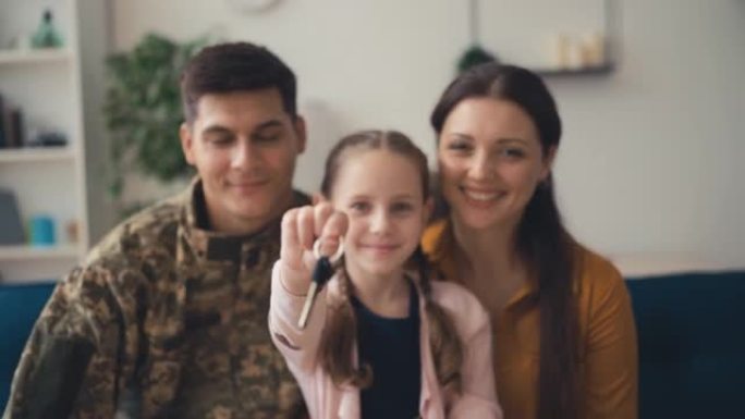 军人及其家人的肖像，带有新公寓的钥匙，住房补助