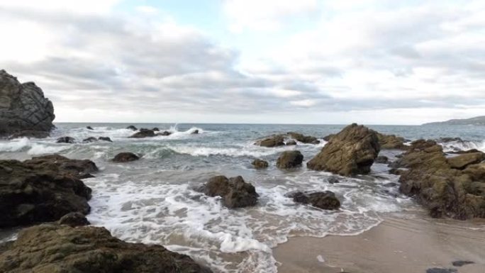 海浪冲撞海滩，岩石的风景