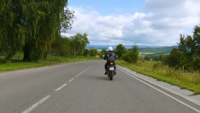 骑摩托车沿着山路的第一人称视角