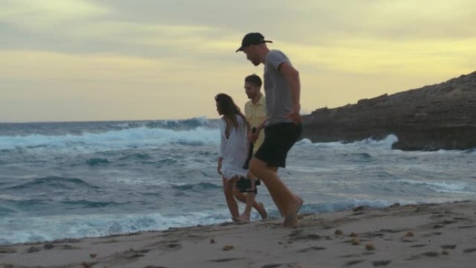 在海滩上拍摄浪漫电影。恩爱的情侣牵手看日落