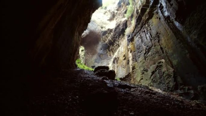 马来西亚一个大的自然洞穴里有蝙蝠的惊人景色。洞穴的广角视图和许多蝙蝠出去进去