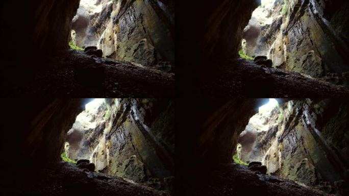 马来西亚一个大的自然洞穴里有蝙蝠的惊人景色。洞穴的广角视图和许多蝙蝠出去进去