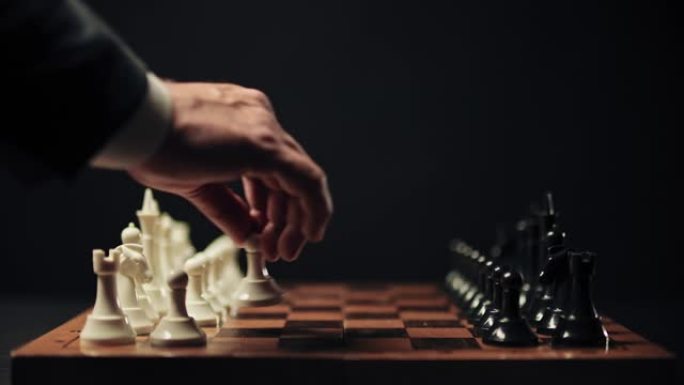移动白色棋子的人，开始游戏，商业开始的概念，竞争
