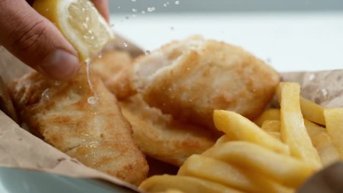 慢动作的柠檬炸鱼薯条。用幻影弹性4k相机拍摄。