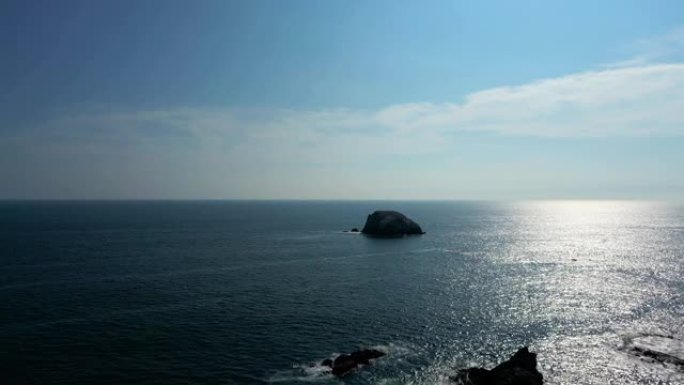 海岸线和太平洋冲浪的空中风景