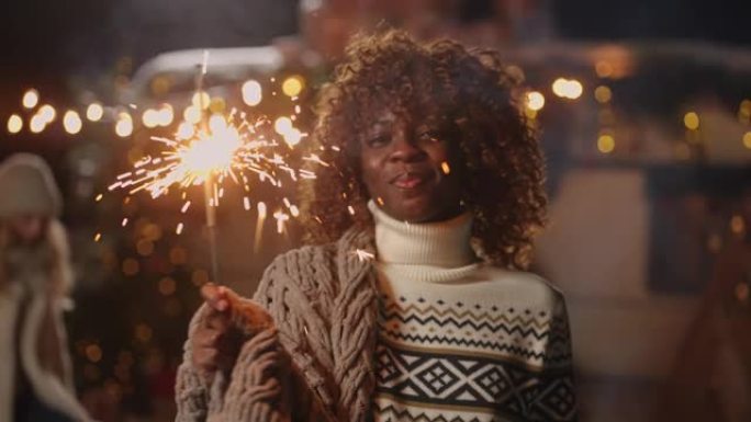 圣诞节祝贺，黑人妇女的肖像与闪闪发光的相机，最美好的祝愿