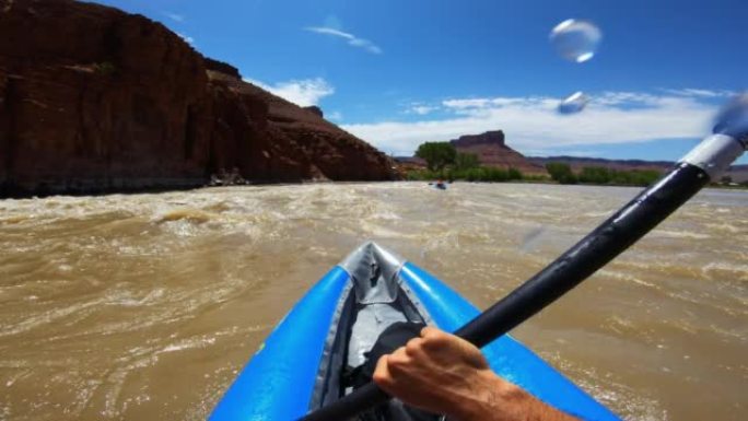 美国西南部的夏季旅行: 在科罗拉多河用皮划艇漂流