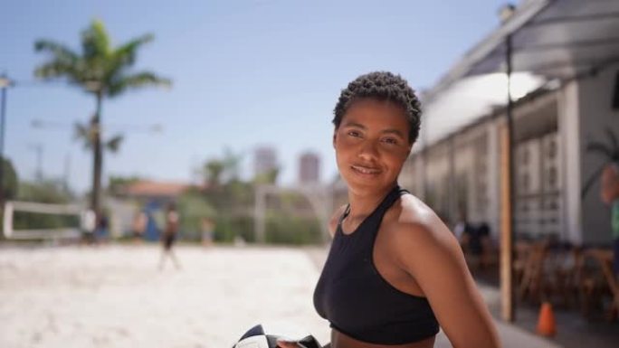 一名年轻女子玩足球排球的肖像