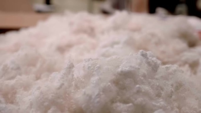 天然，未加工的原棉在生产织物的工厂