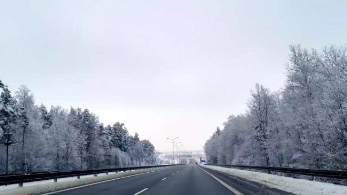 在雪道上行驶的POV