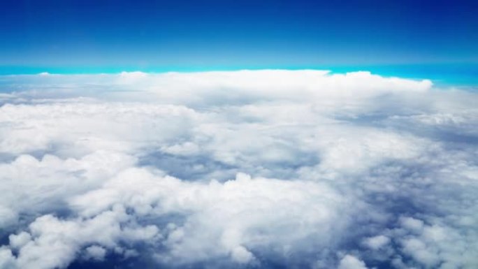 美丽蓬松的云层和蓝天的高角度视图。