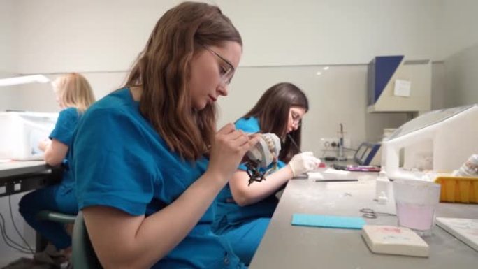 牙科实验室的女技术人员，制作假牙