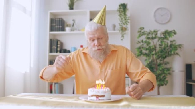 老人独自庆祝生日，在冠状病毒封锁期间庆祝生日