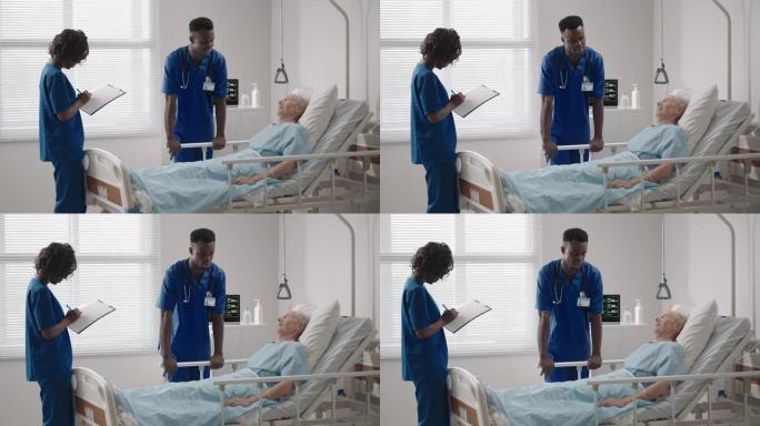 两名黑人医生正在与躺在医院病房的病人交谈