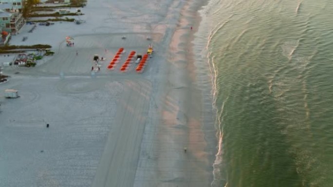 无人机在ft的海滨飞行。佛罗里达州迈耶斯海滩
