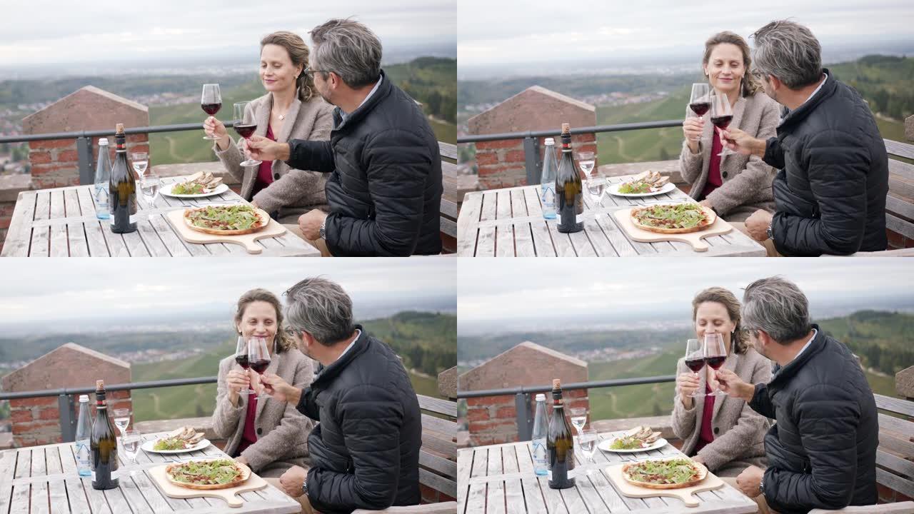 男人和女人在野餐桌上享受葡萄酒