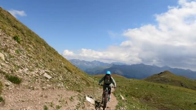 女子山地自行车沿高山路径的第一人称视角