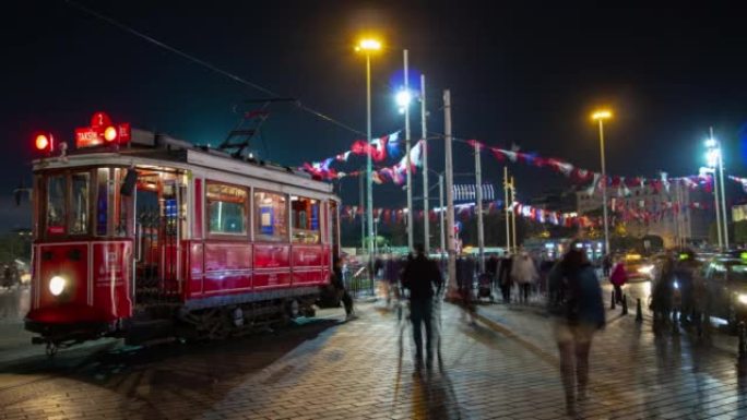 夜间照明伊斯坦布尔市中心著名电车站拥挤广场全景4k延时土耳其