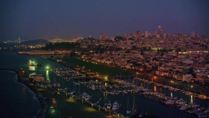 夜间在旧金山的滨海格林 (Marina Green) 的空中游艇港